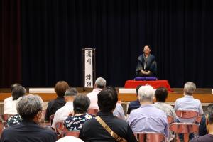 瀧川蛙朝さんの落語を聞く来場者