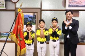 八頭スポーツ少年団の選手たちと矢部町長
