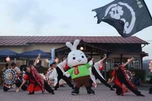 郡家中北連のメンバーと一緒に踊るやずぴょん