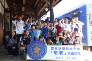 団体利用のお客さんと中田さんの記念写真