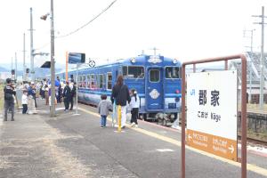 観光列車「あめつち」が郡家駅に停まっている様子