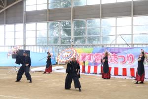 暁（あかつき）の傘踊りパフォーマンス